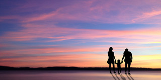 粉色彩色简约唯美亲子家庭剪影海面黄昏夕阳展板背景感恩节背景